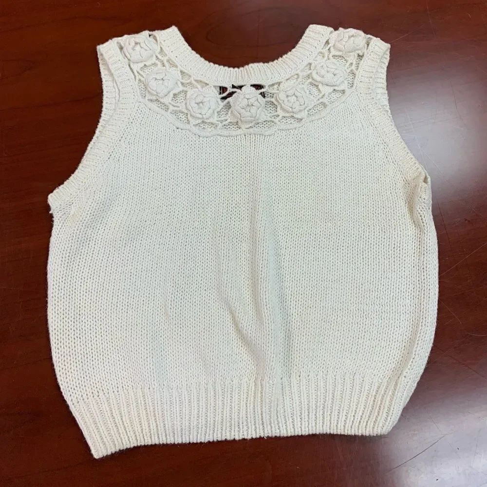 Vintage Memphis Jones Off White Crochet Rosette Neck Line Vest sz M